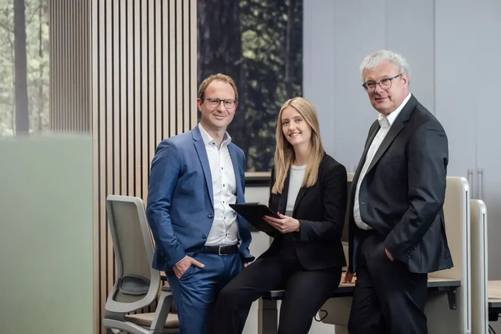 Das Foto zeigt drei Mitarbeitende der SaarLB aus dem Team Kommunen, Kommunalnahe Unternehmen und Gesundheit