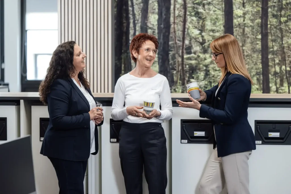 Das Foto zeigt drei Mitarbeitende des Teams Business Payments