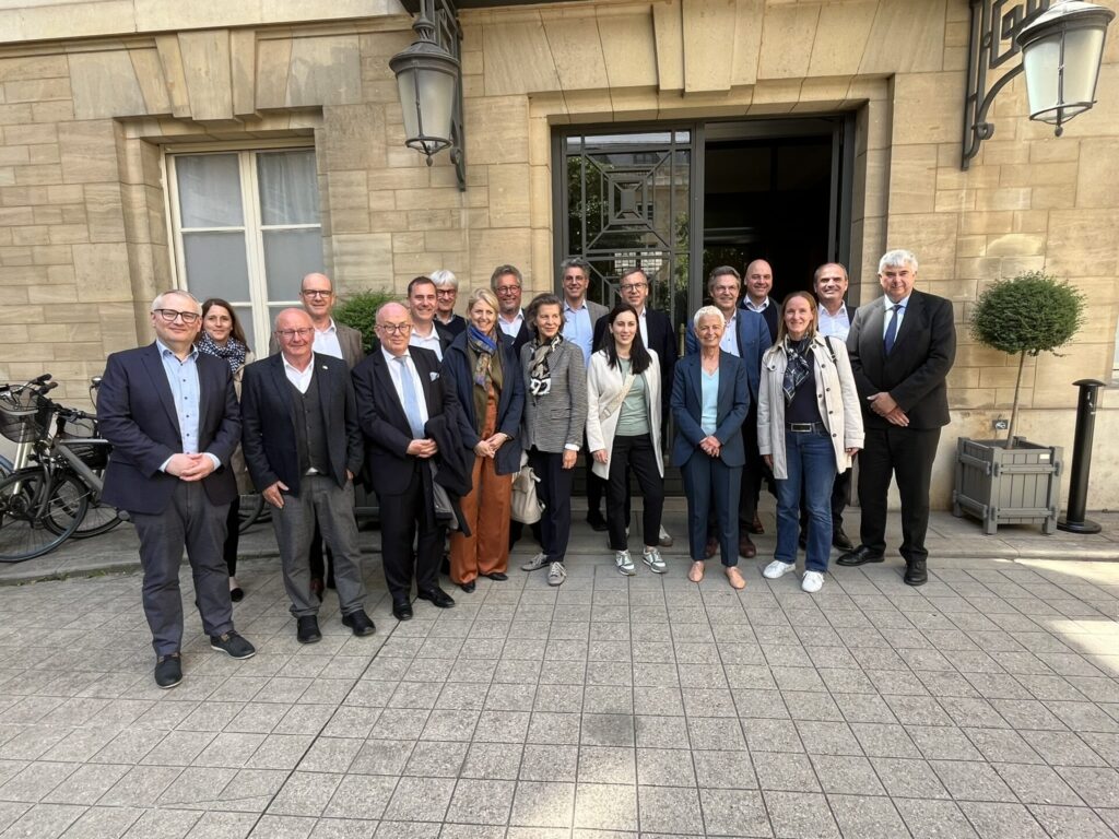 Das Foto zeigt die Wirtschaftsbeiratsmitglieder, Herr Dr. Sutor, Herr Eloy, Herr Mittelberg, Herr Heß und mich vorm Hôtel de la Questure mit der französisches Parlamentsabgeordneten und Quästorin Frau Brigitte Klinkert
