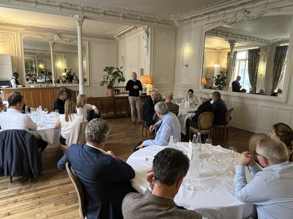 Das Foto zeigt unsere Delegation beim Austausch mit Herrn Pierre Fleury, dem Chief Technical Officer von Alstom S. A. (vorne sitzend) und mit Herrn Torsten Bomke, dem Director Business Development New Markets von Alstom S.A. (vorne stehend)