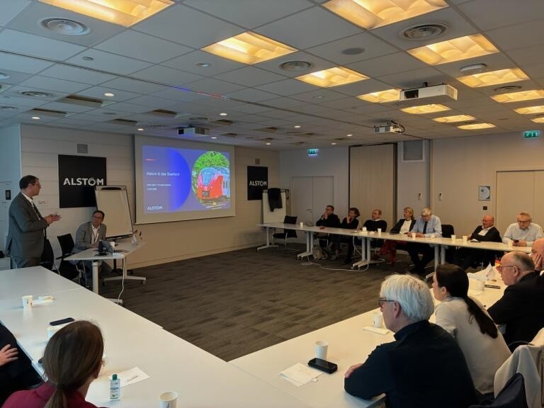 Das Foto zeigt unsere Delegation bei einem Vortrag von unserem Wirtschaftsbeiratsmitglied, Herrn Patrick Brandmaier (Geschäftsführer der AHK) zur allgemeinen Wirtschaftssituation in Frankreich beim Mittagessen am zweiten Tag, zu Gast war da noch Herr Dr. Oliver Nass, der Group Director Strategic Projects der Dumarey Group NV, da er als Mitglied des Verwaltungsrates der AHK ebenfalls eingeladen war