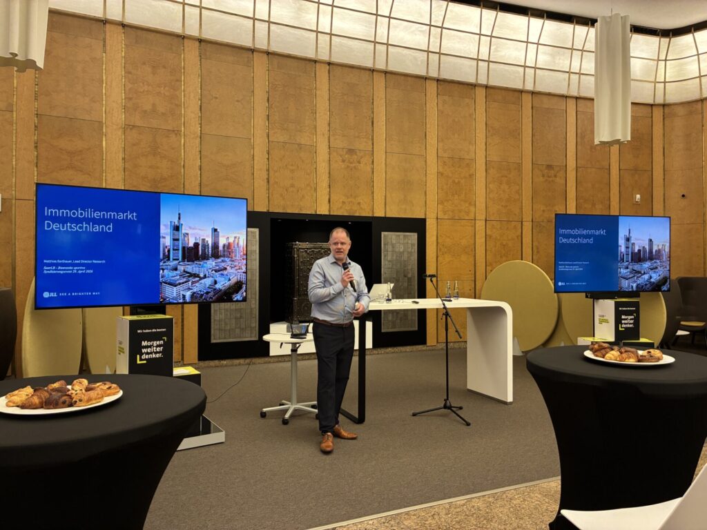 Matthias Barthauer von Jones Lang LaSalle eröffnet das Programm mit einem Vortrag über die Entwicklungen an den Immobilienmärkten in Deutschland.