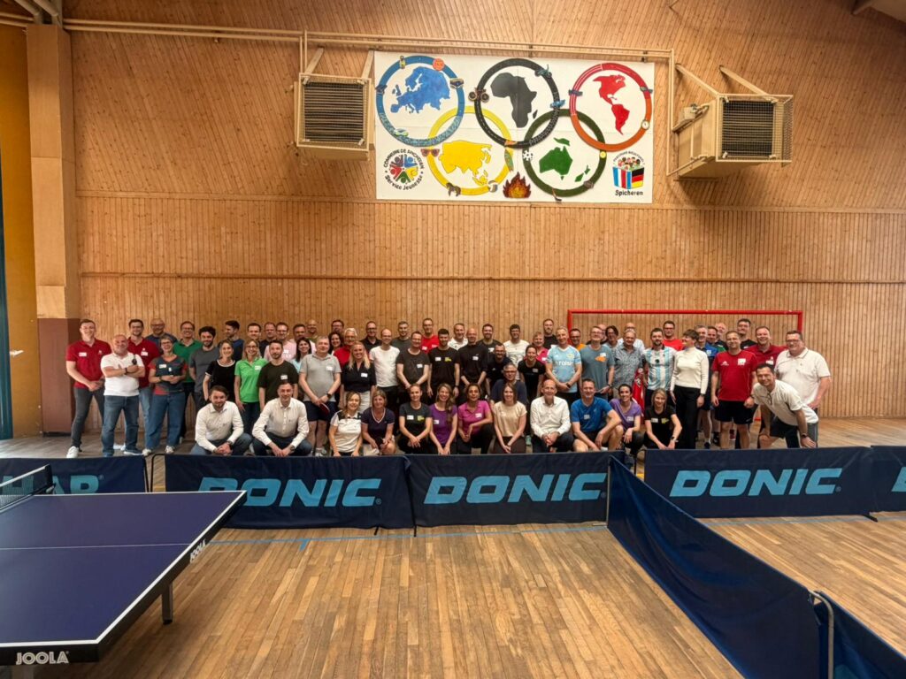 Das Foto zeigt die Gäste des Events nach dem Tischtennisturnier