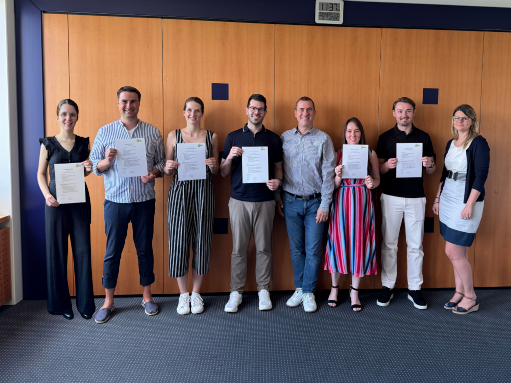 The photo shows the Talent Class: (from left to right): Jennifer Heckmann, Manuel Junker, Laura Pistorius, Timo Kroll, Aminata Reichenauer, Marius Fischer with Dr Jochen Sutor (Chairman of the Board) and Lana Kehrer (Recruitment)