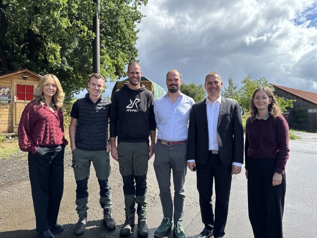 Foto (von links nach rechts): Dr. Sandra Geißel (ESG-Management, SaarLB), Werkstudent (Biehler Hof), Thomas Bettinger (Landwirt, Biehler Hof), Julius Vielhauer (Farmer Sales Lead, Klim GmbH), Dr. Jochen Sutor (Vorsitzender des Vorstandes der SaarLB), Hannah Rouenhoff (ESG-Management, SaarLB)