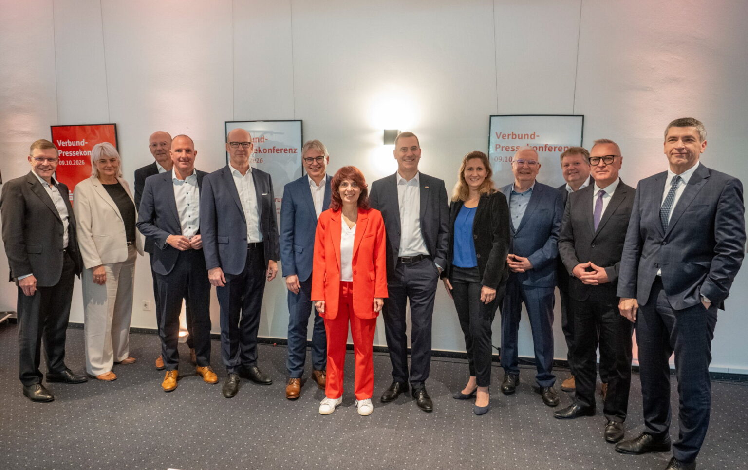 Das Bild zeigt die Präsidentin des Sparkassenverbands Saar, den Verbandsgeschäftsführer, sowie die Vorstände der saarländischen Sparkassen und Verbundunternehmen, sowie die Geschäftsleitung der LBS Saar.