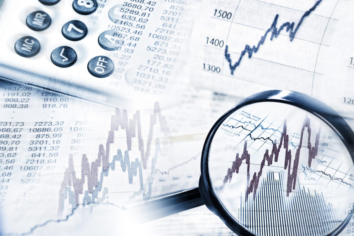 Börsenkurse als Grafik und Tabelle mit Lupe und Taschenrechner im Panoramaformat